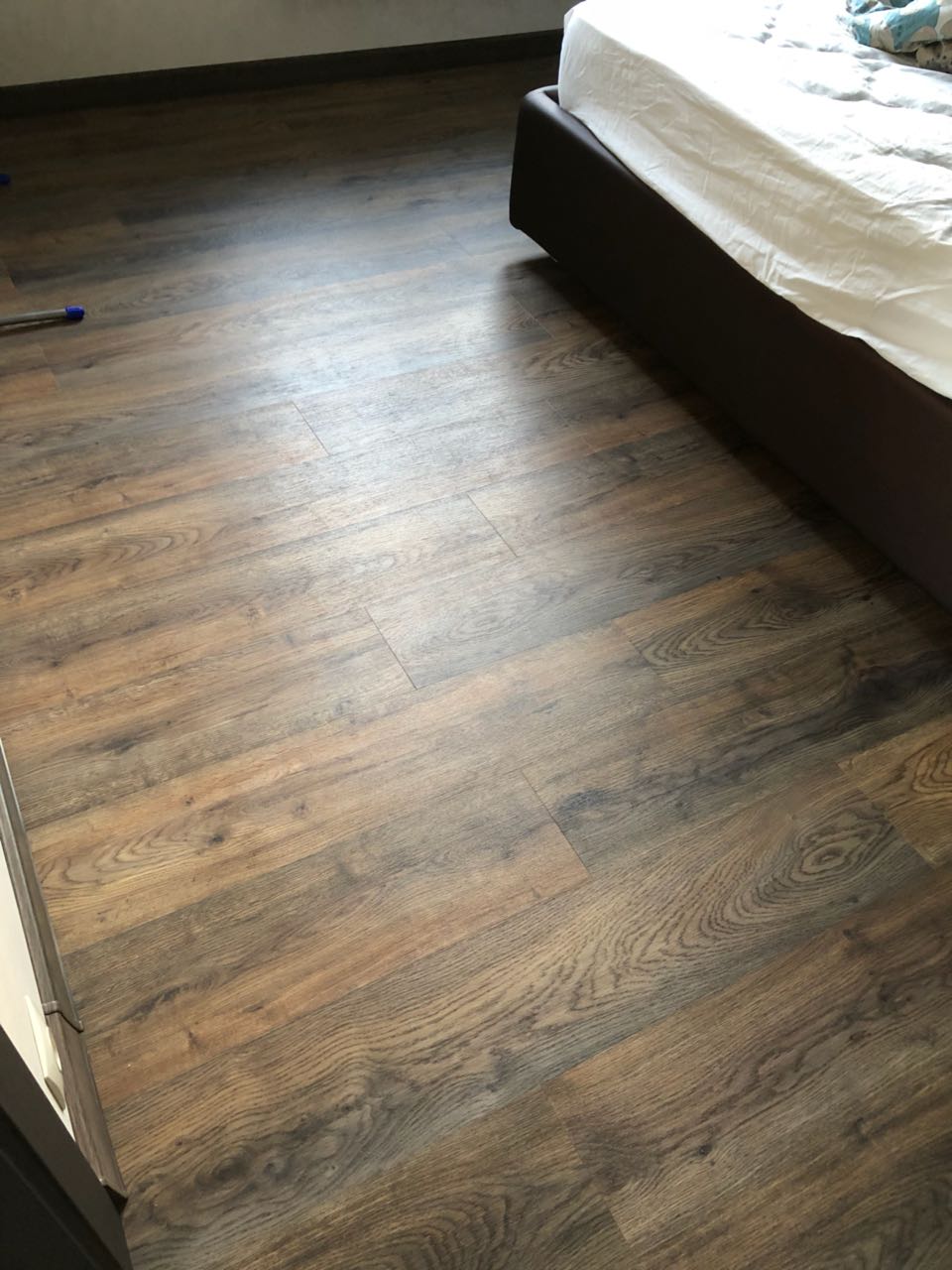 Тёмный кварцвиниловый пол Fine Floor Wood в спальне